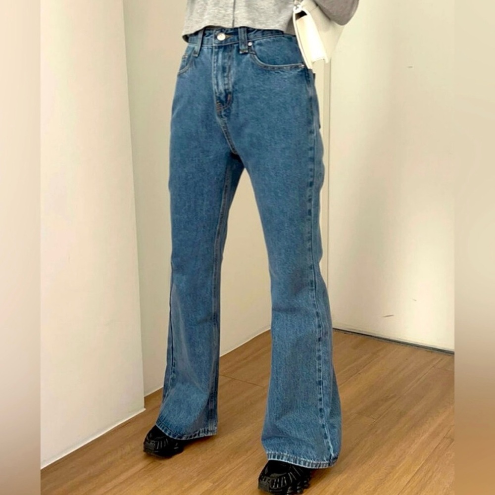 Light-colored flared-fit jeans
Korea brand
